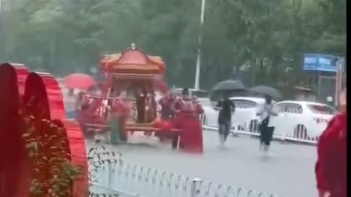 沂视频|“雨”你共白头，临沂新人无惧风雨迎亲