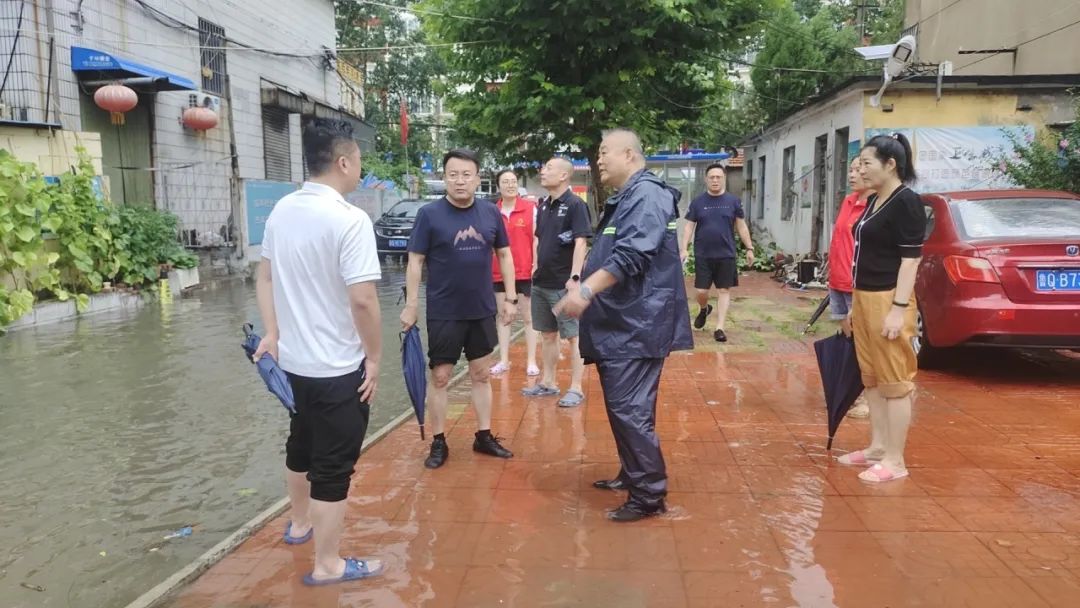 迎汛而上，临沂罗庄区盛庄街道风雨中撑起“安全伞”
