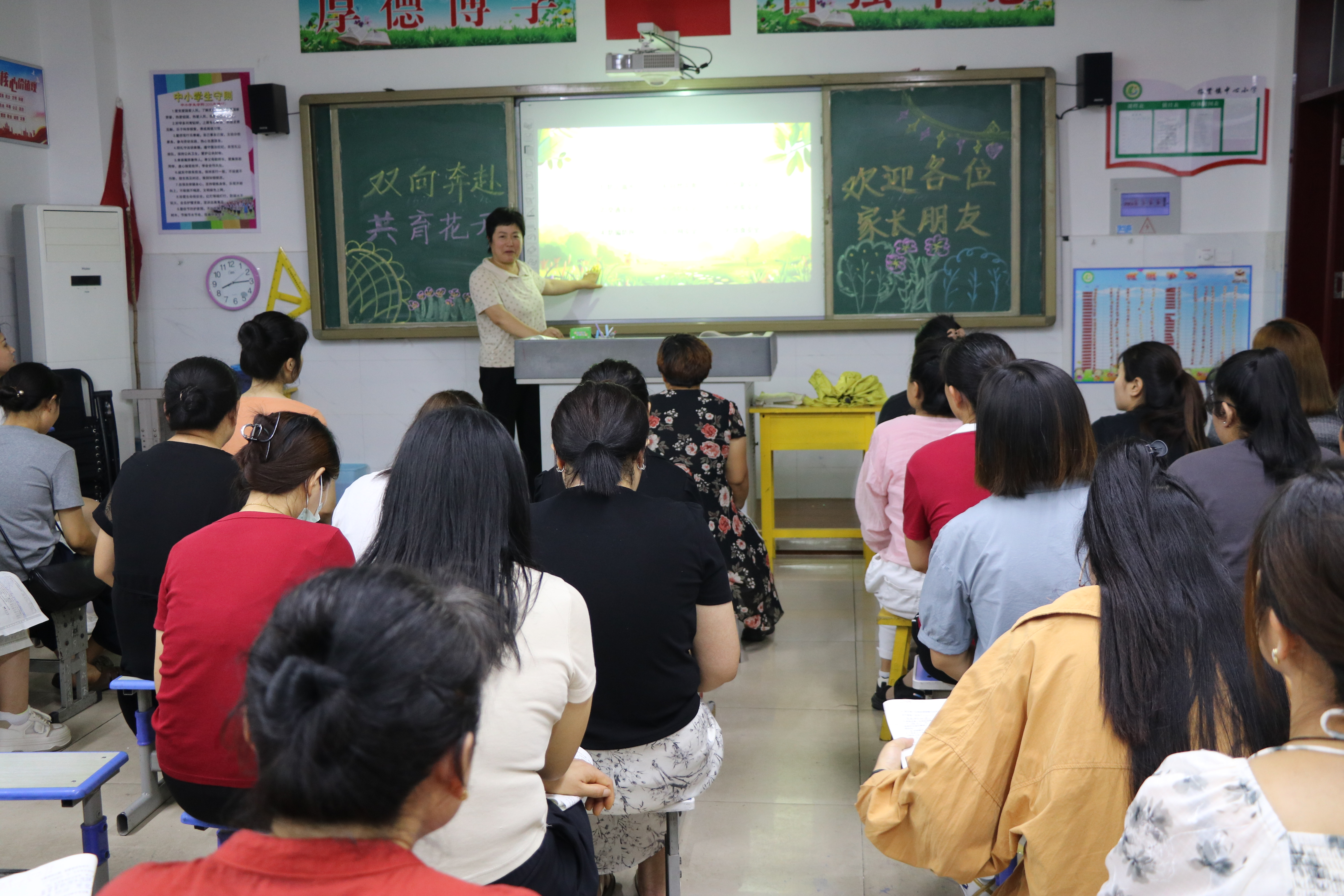 花开盛夏 共话成长——莒县招贤镇中心小学举行暑假前家长会