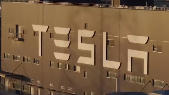 壹心娱乐创始人杨天真吐槽特斯拉打不开车门，官方回应：系统更新中