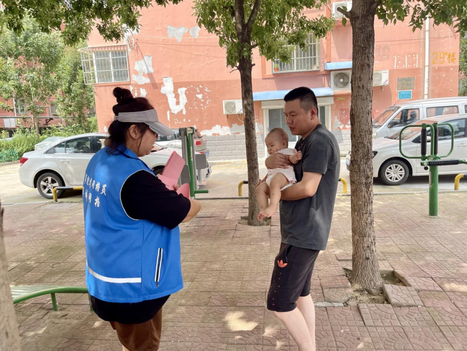 南苑街道三里屯社区:炎炎夏日送清凉 丝丝关爱沁人心