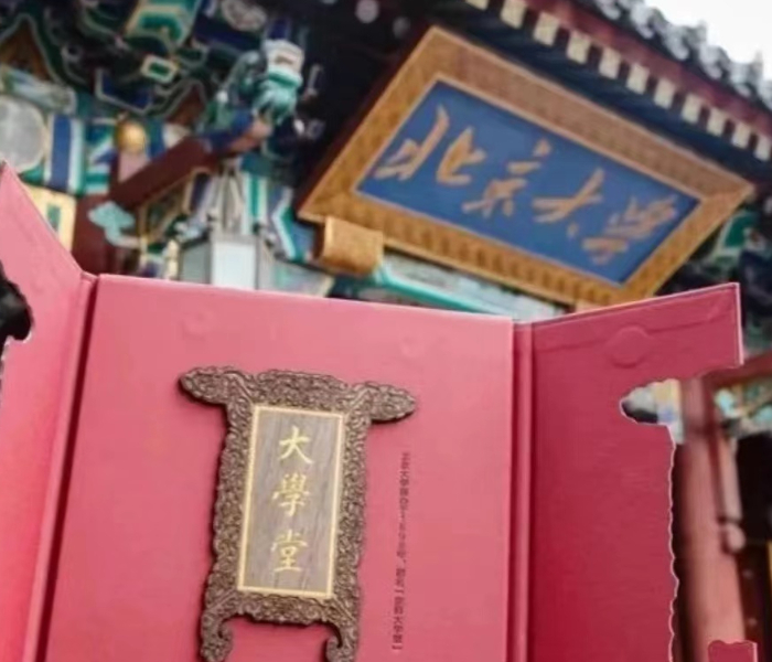 十年寒窗，今日得喜。15日下午，一封来自北京大学的录取通知书，由潍坊邮政奎文区分公司投递员安全送达到考生手中，标志着备受广大考生、家长、老师和社会各界关注的2024年潍坊高考录取通知书的收寄、投递工作正式拉了开序幕。

