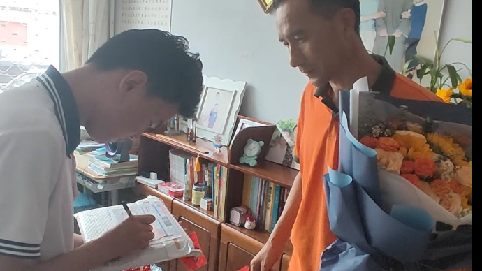 果然视频|北京大学录取通知书潍坊第一位“签收者”是他