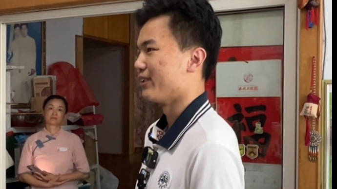 果然视频|潍坊考生感谢父母老师，其母亲深情凝望