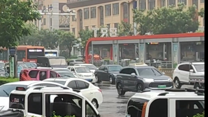 “人”“众”分流太明显！实拍雨水天气下的枣庄早高峰