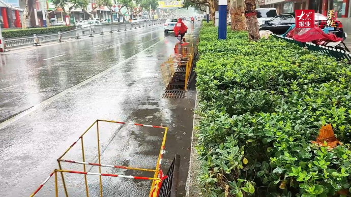 直击现场丨降雨来袭，直击枣庄市中区解放路段现场情况