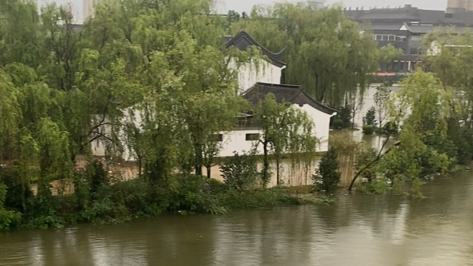 枣庄东湖公园水位上涨，部分路段被淹没，提醒市民注意安全