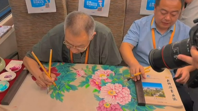 日兰高铁全线贯通，巨野工笔画亮相高铁车厢