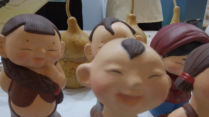 壹直播丨手慢无！聊城展位憨态可掬的泥娃娃超火爆