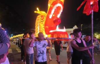 年中研讨会丨近百位景区代表夜游红叶柿岩，看动人烟火人间