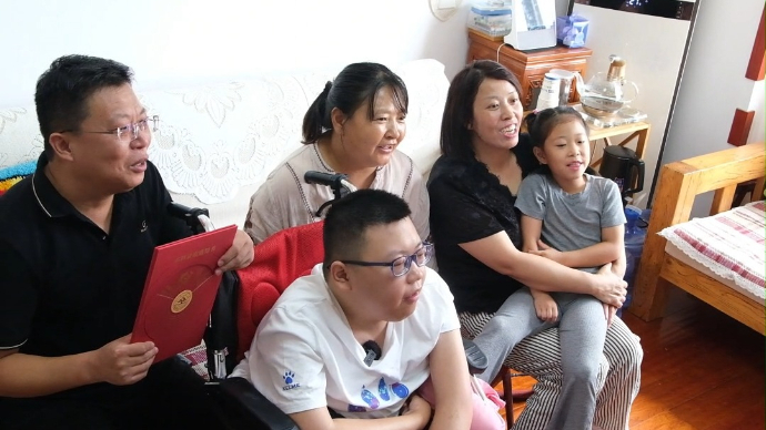 果然视频|淄博罕见病男孩645分考入山大，校方上门送通知书