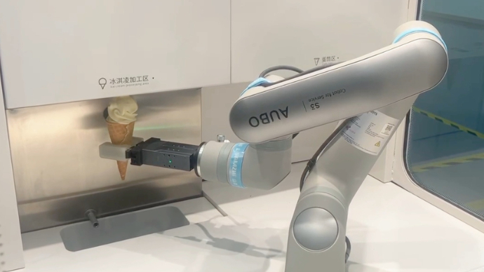 “链”出新动能丨咖啡拉花、做冰淇淋，协作机器人“本领大”