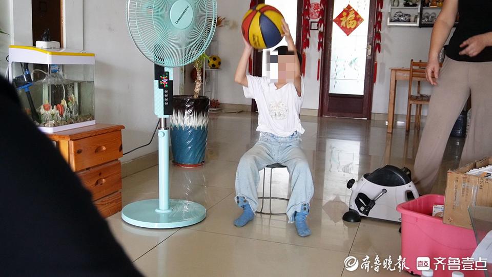 守护“柠檬宝宝”②一家五口的坚守：10岁女孩的运动梦