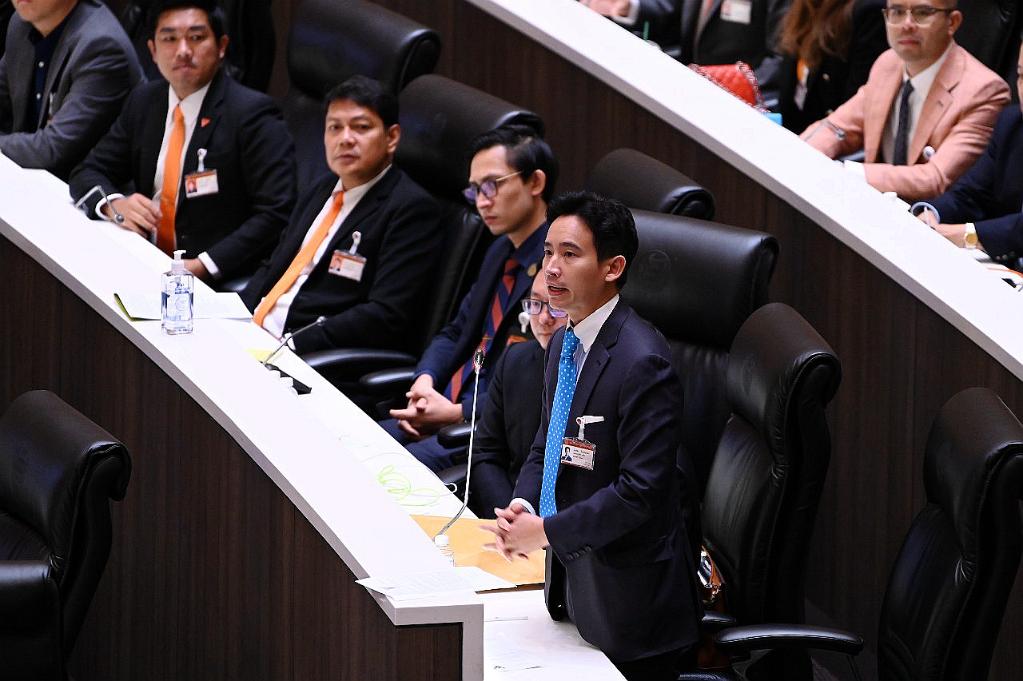 远进党党魁披塔在国会发言.