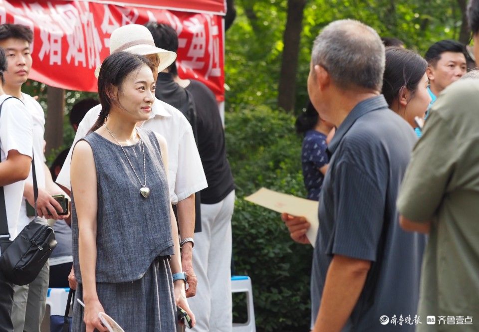 千佛山相亲会收官日，出色的小伙姑娘备受亲友团关注    