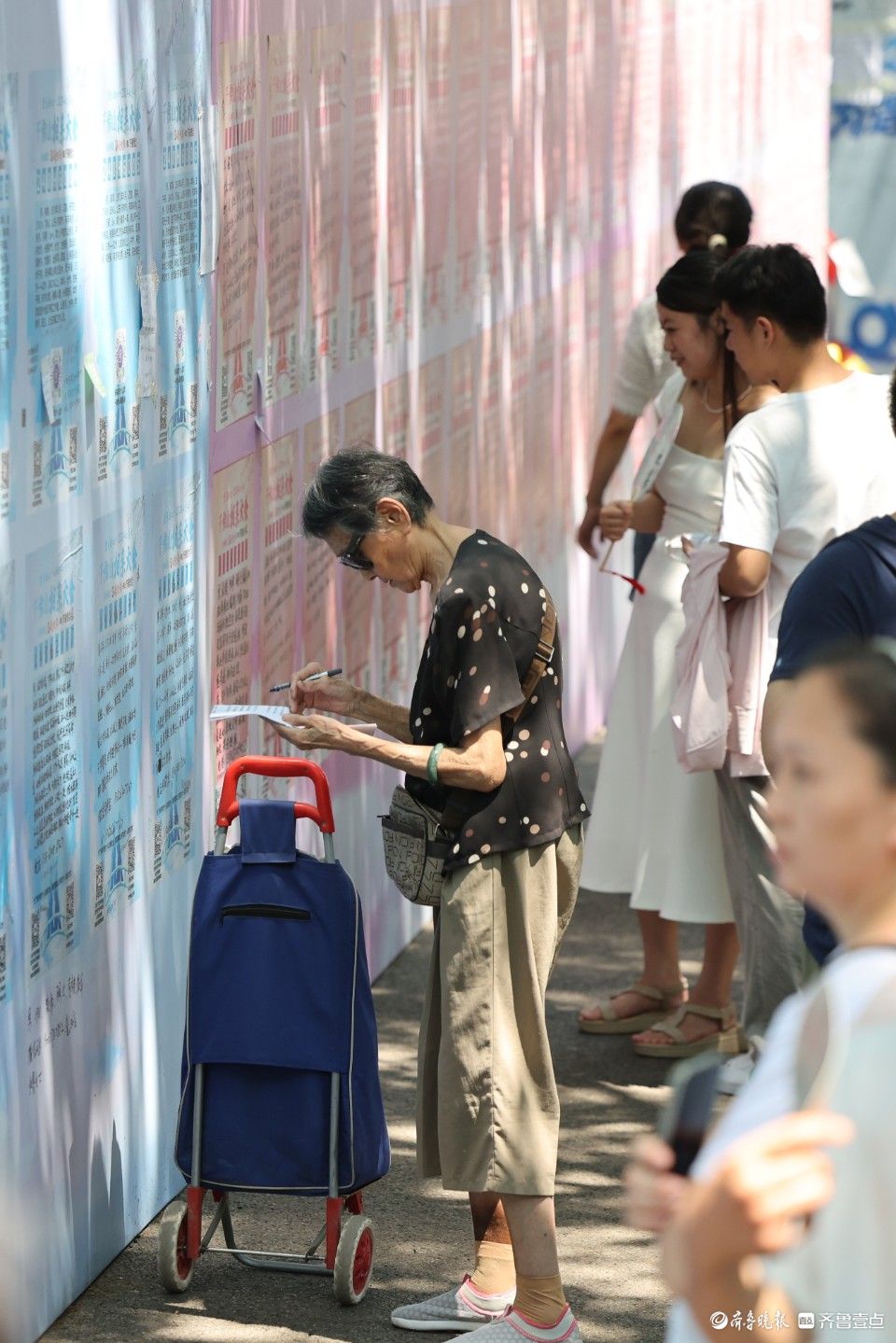 相亲大会太火爆，不少人为寻良缘放弃吃午饭