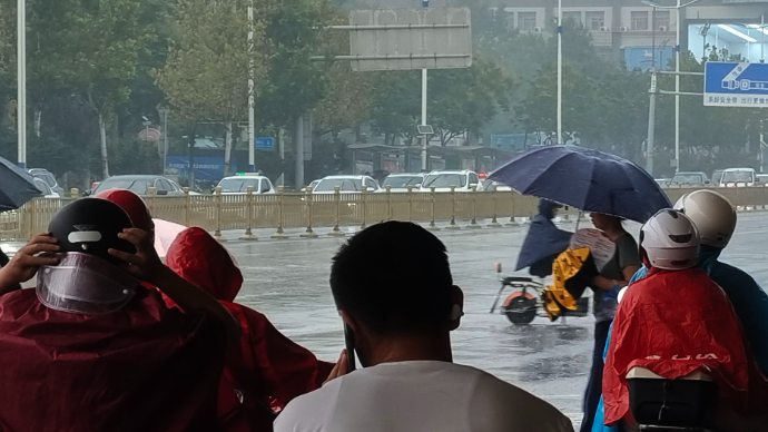 果然视频| 济南市区大雨如注，街头一片雨雾