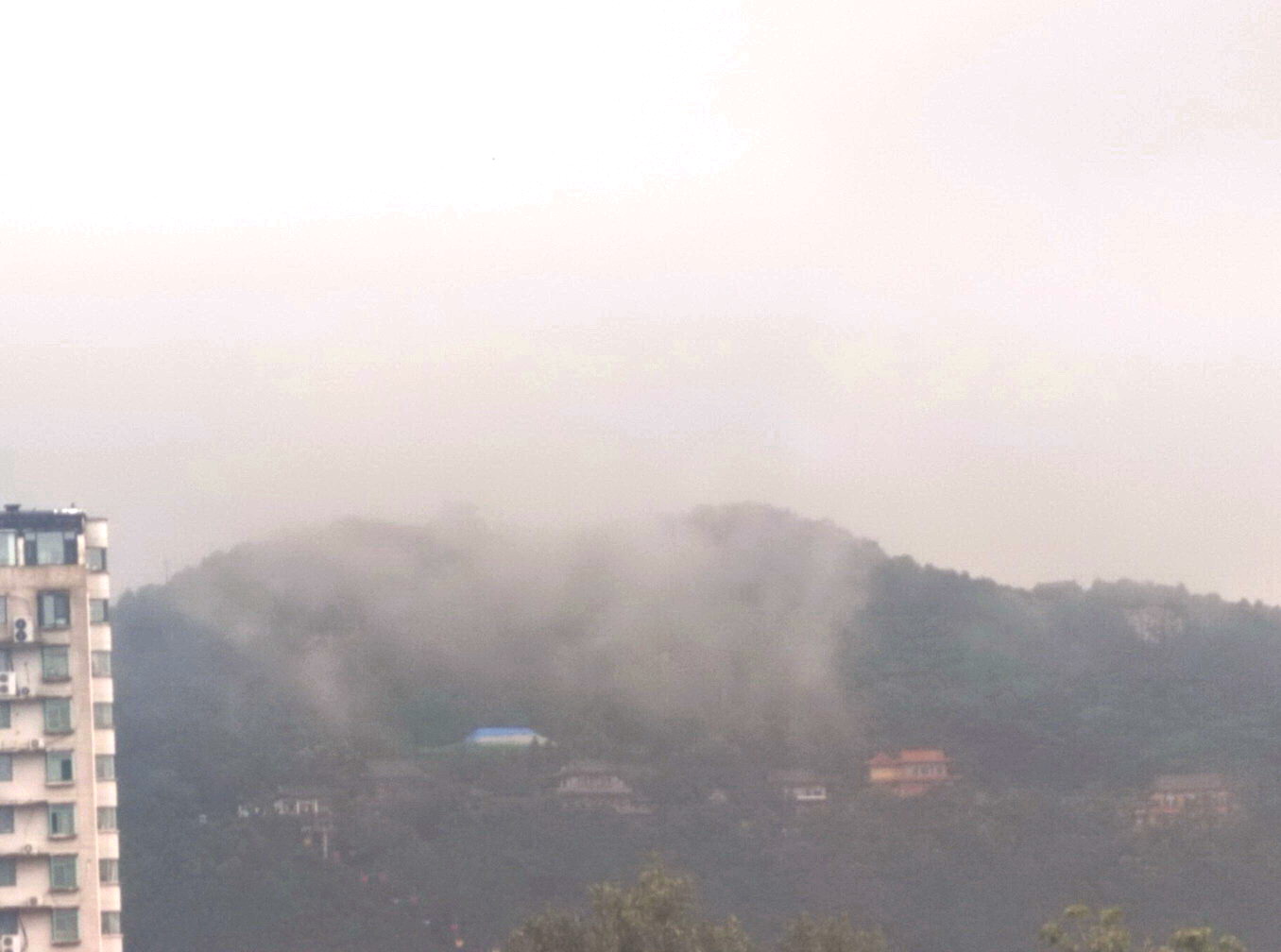 仙气飘飘……当雨云低空掠过济南的山头
