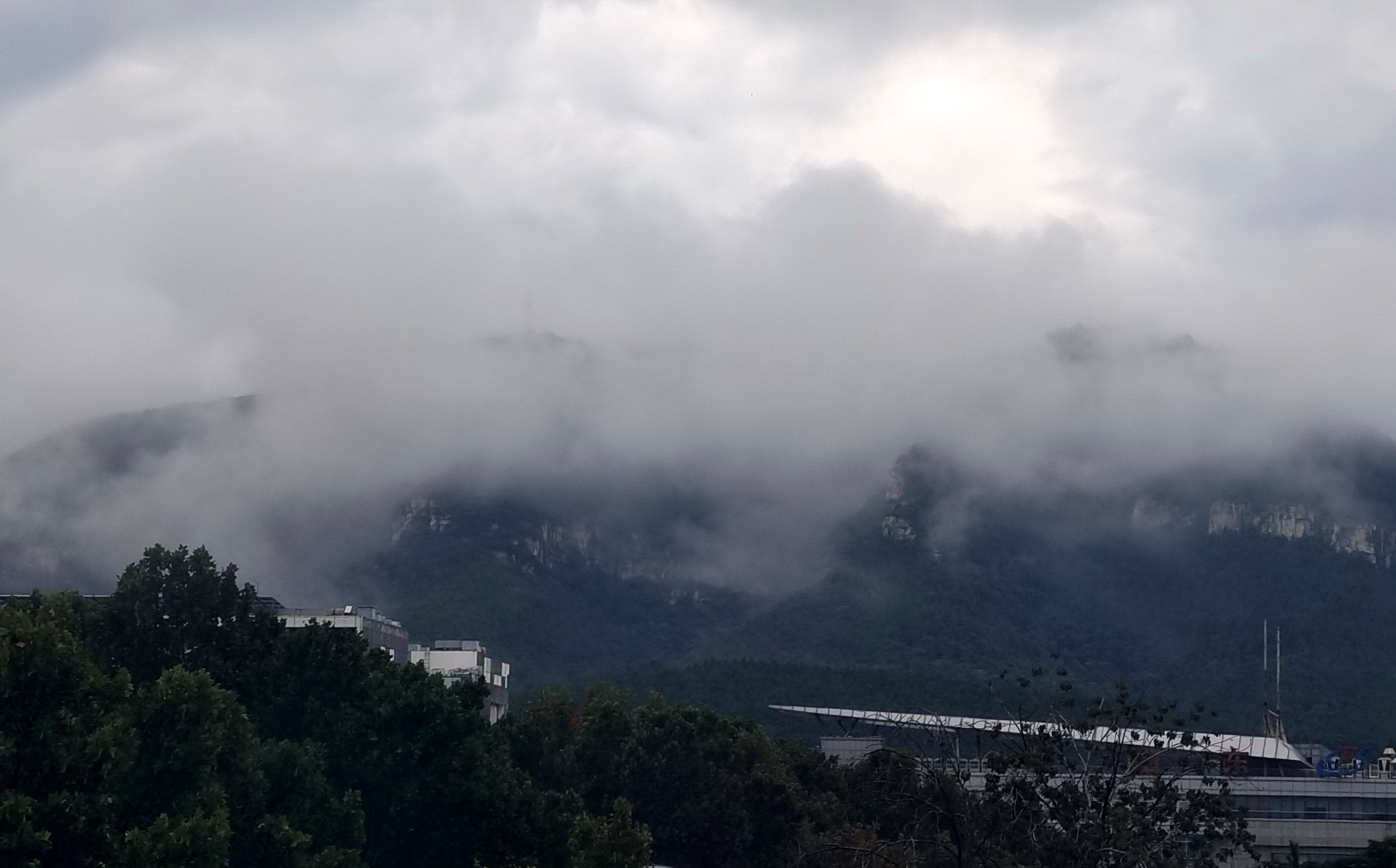 仙气飘飘……当雨云低空掠过济南的山头