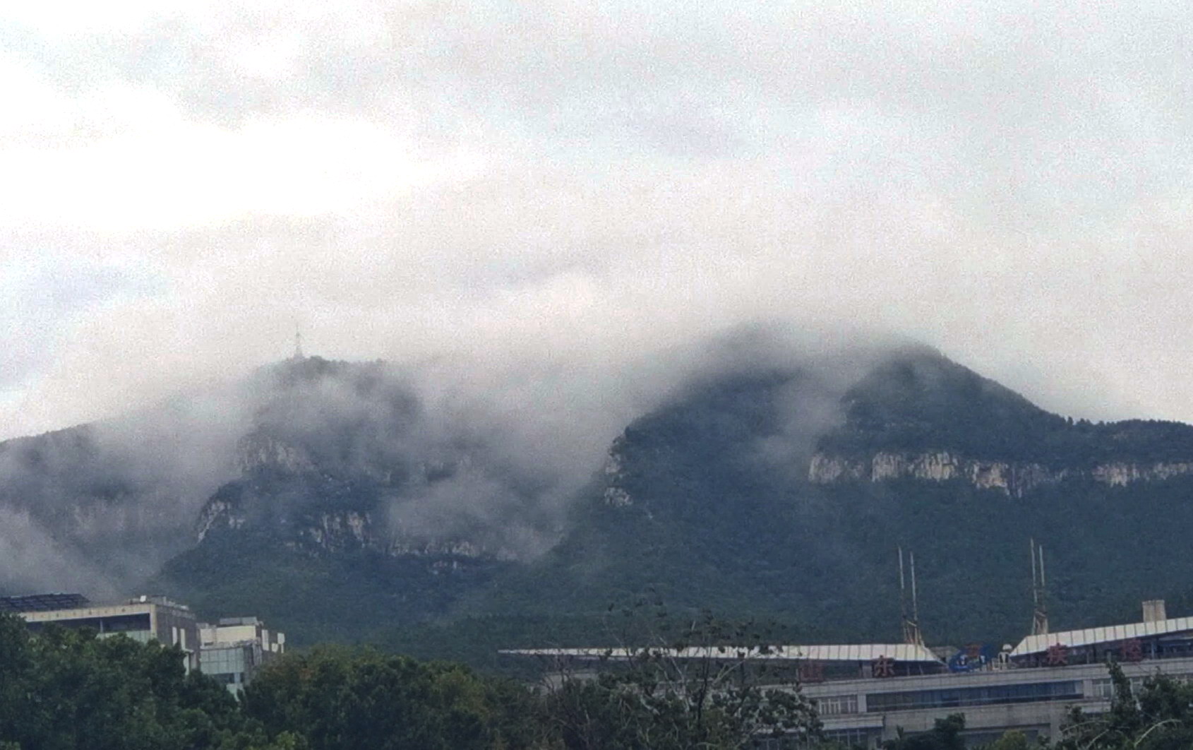 仙气飘飘……当雨云低空掠过济南的山头
