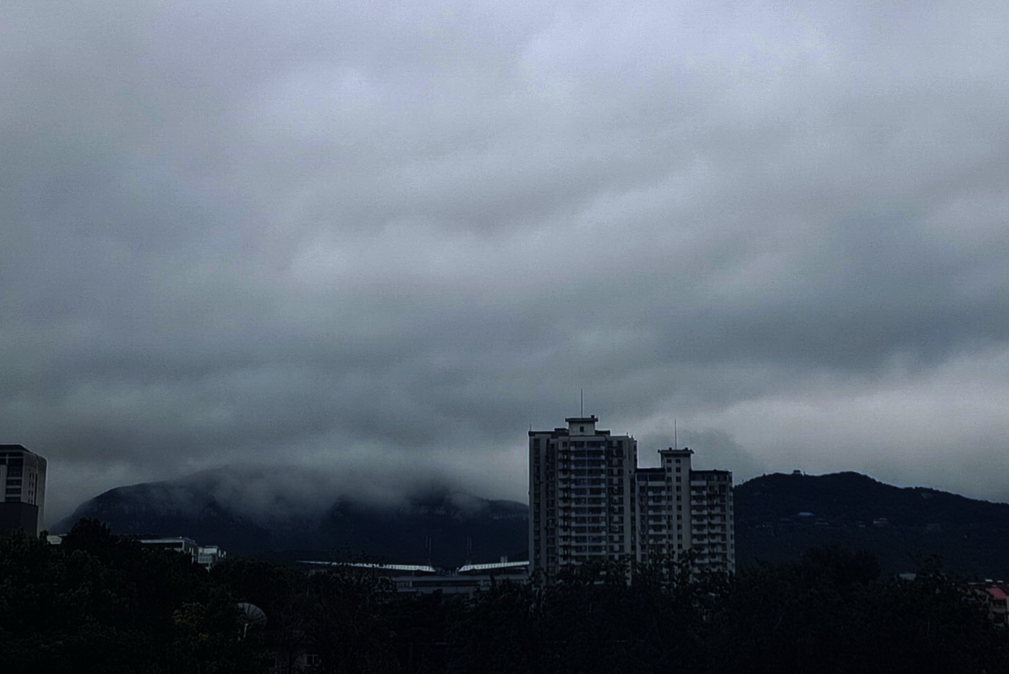 仙气飘飘……当雨云低空掠过济南的山头