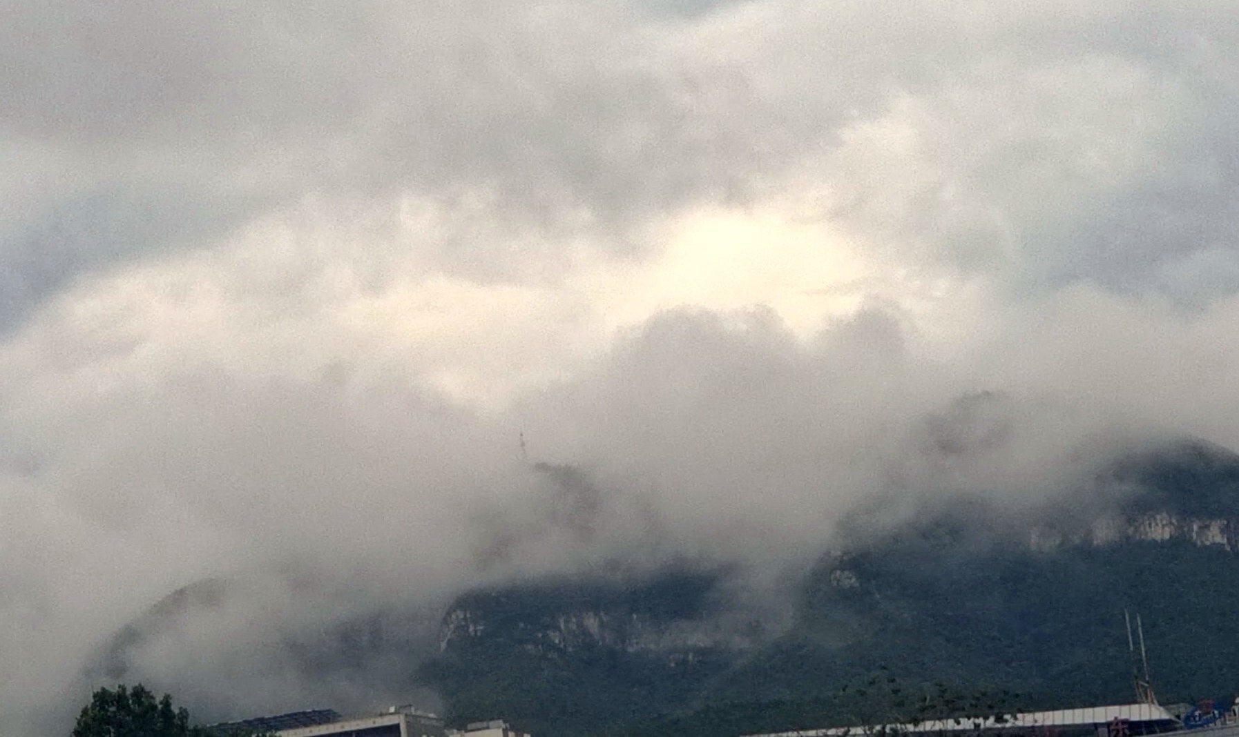 仙气飘飘……当雨云低空掠过济南的山头