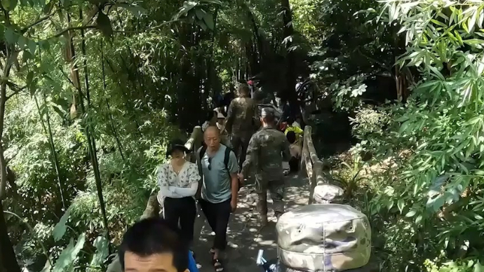 黄果树大瀑布景区，武警托举晕倒男孩逆行开辟生命通道