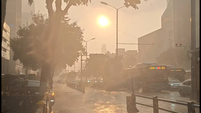 果然视频丨晚高峰济南突降大雨，不少人被淋了个“猝不及防”