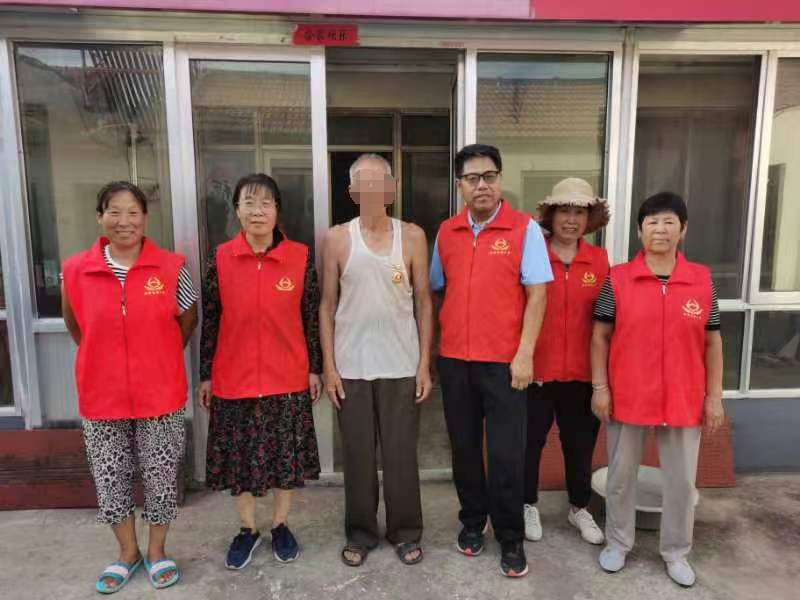 四个100|助童助老，他带领家人、志愿者为三十余人提供午餐