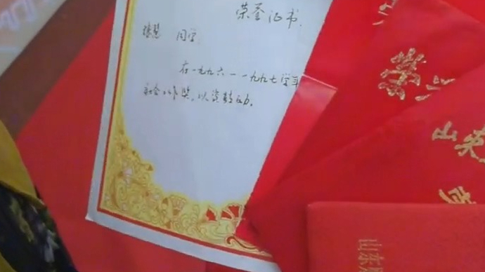 果然视频|儿子变校友，妈妈带来28年前的录取通知书和获奖证书