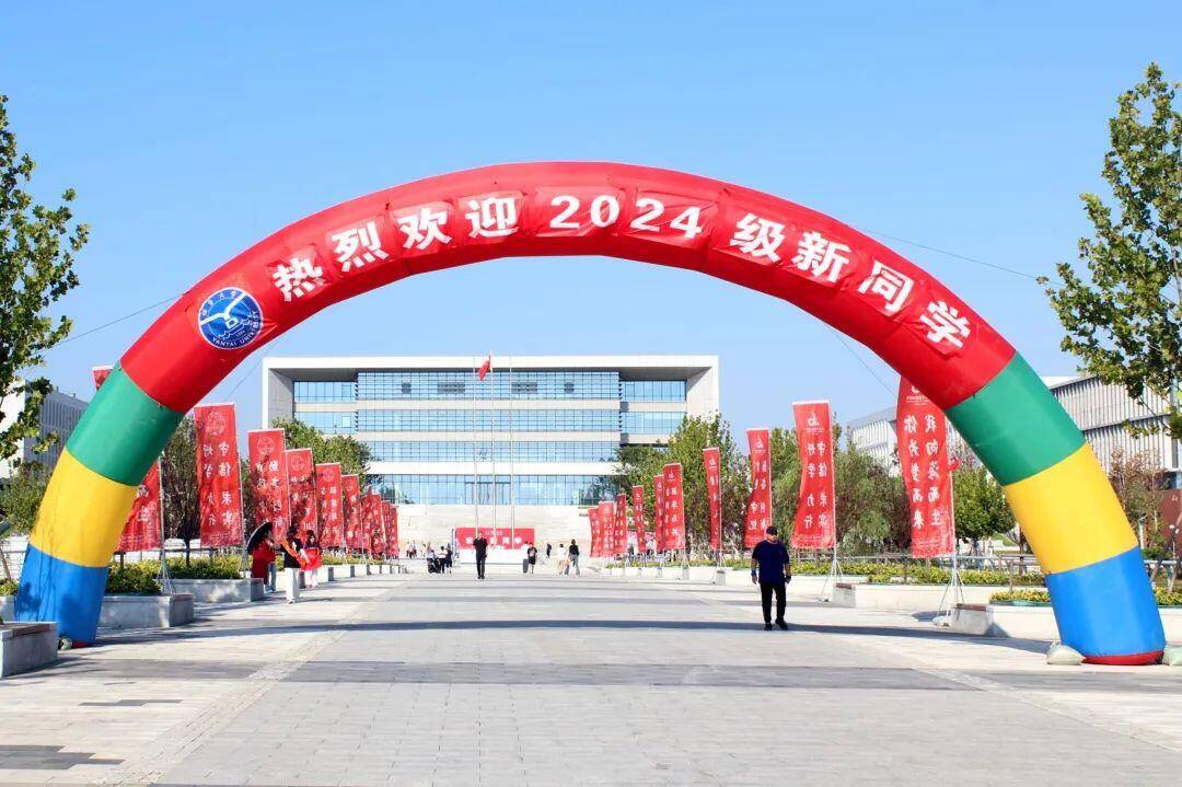 烟台大学校门图片