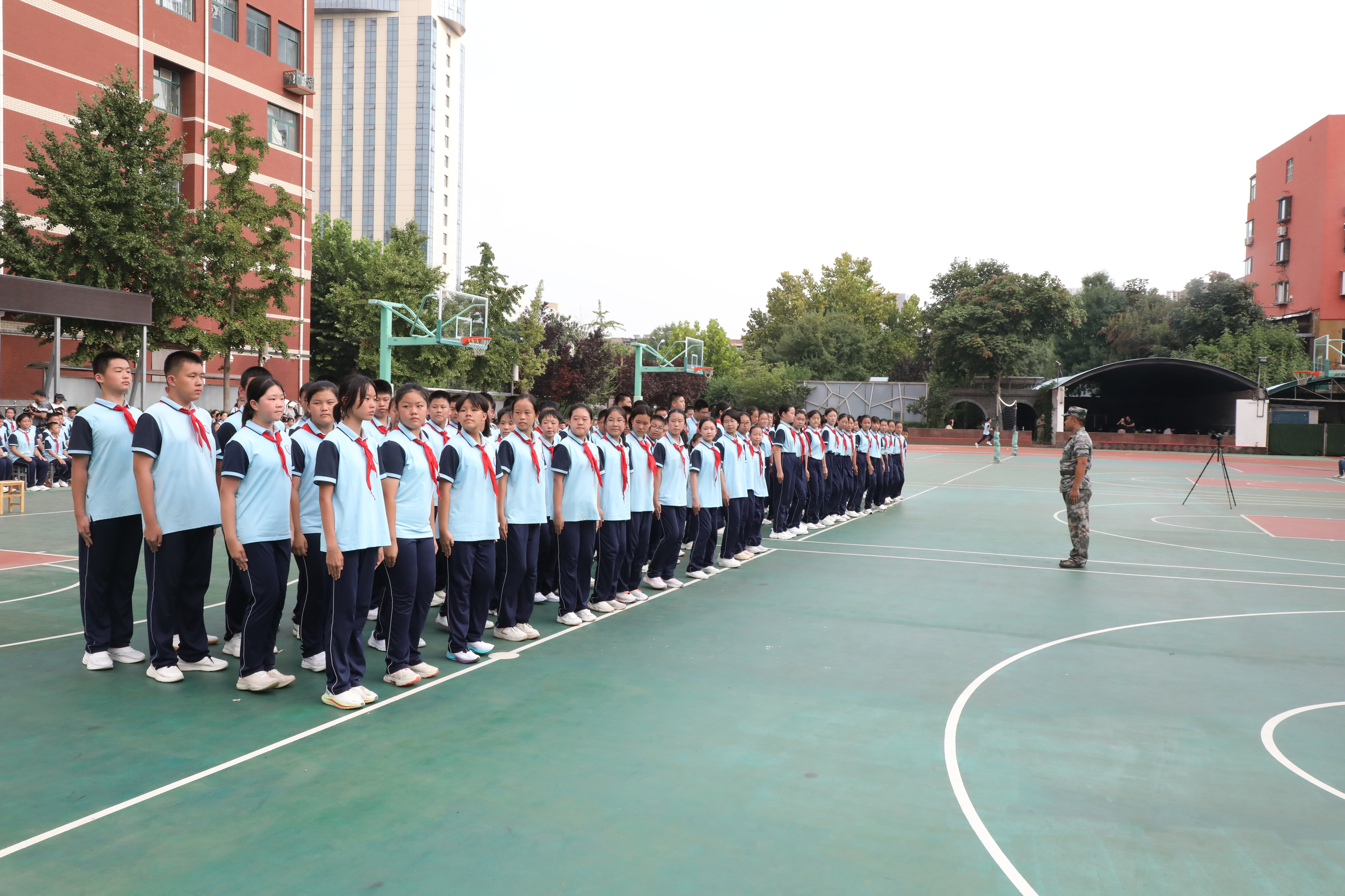 飒爽展英姿 青春正启航——走进育英中学开学第一课