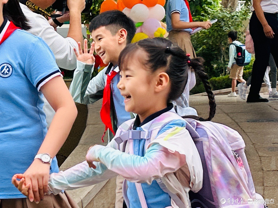 笑脸迎新！全国中小学陆续开学