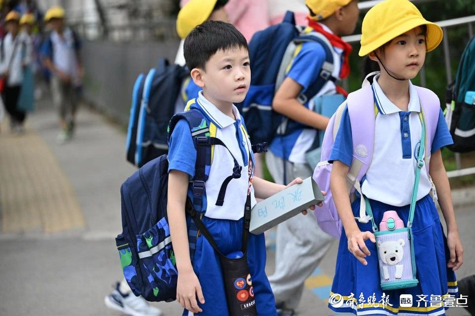 萌萌哒！一年级小萌新手持“名牌”进校门