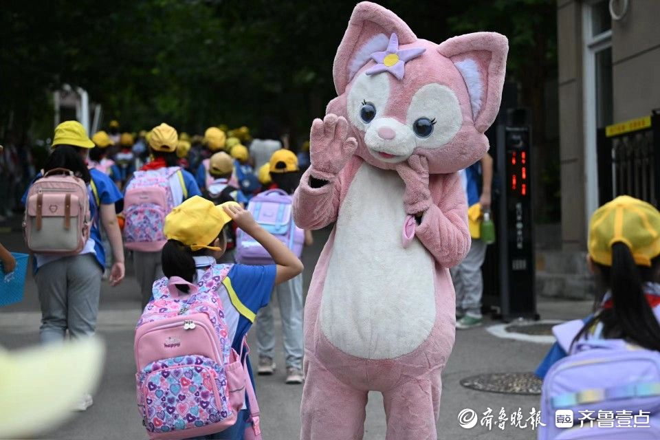 卡通玩偶门口迎，开学气氛欢乐轻松