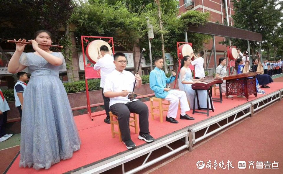 击鼓刀剑长拳，育英中学开学典礼上武术展演尽显朝气