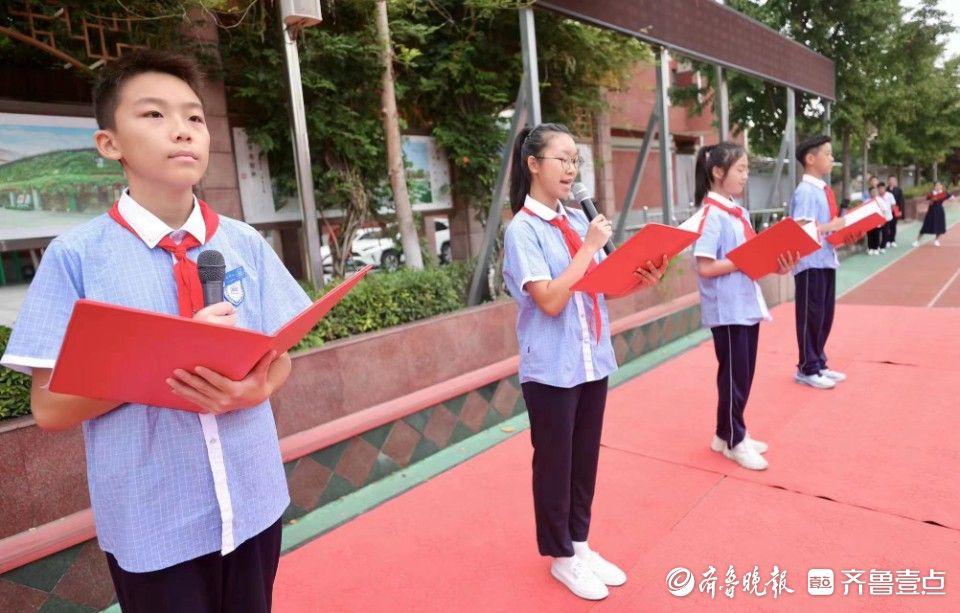 击鼓刀剑长拳，育英中学开学典礼上武术展演尽显朝气