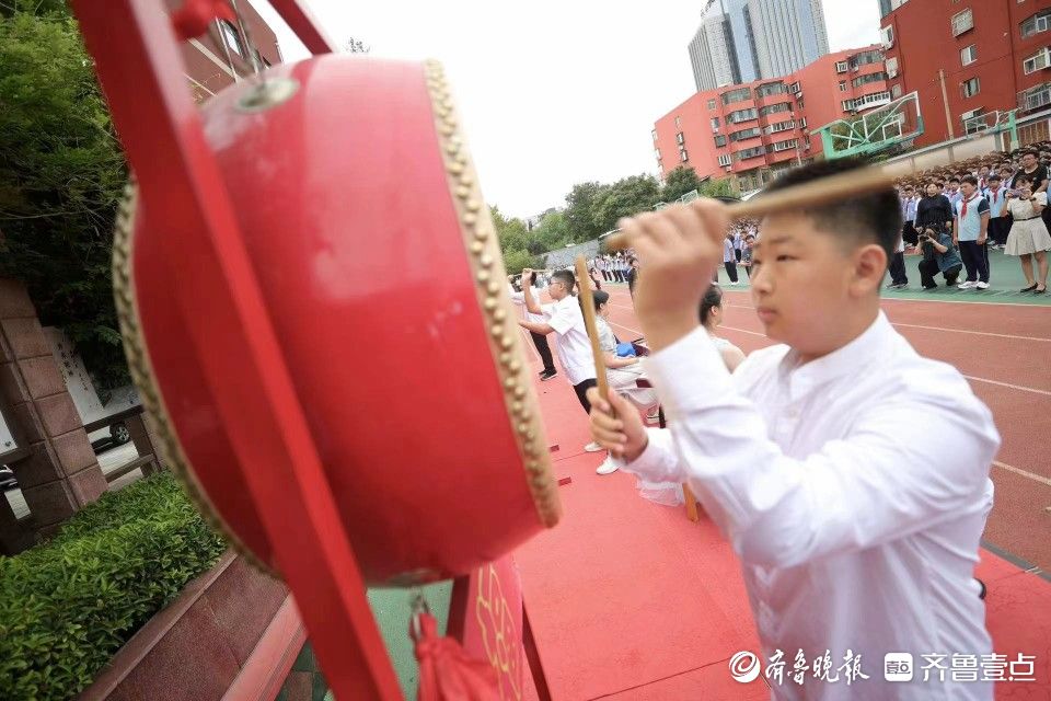 击鼓刀剑长拳，育英中学开学典礼上武术展演尽显朝气