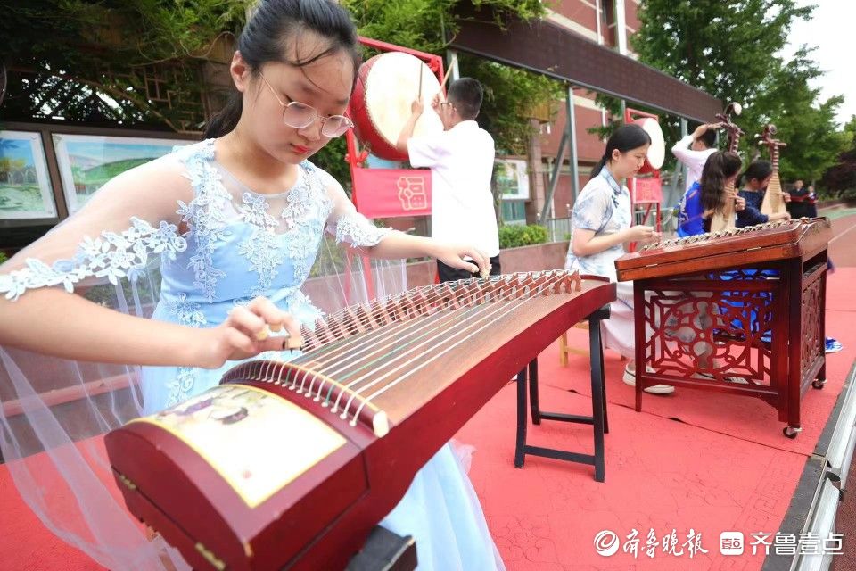 击鼓刀剑长拳，育英中学开学典礼上武术展演尽显朝气