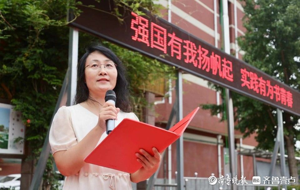 击鼓刀剑长拳，育英中学开学典礼上武术展演尽显朝气