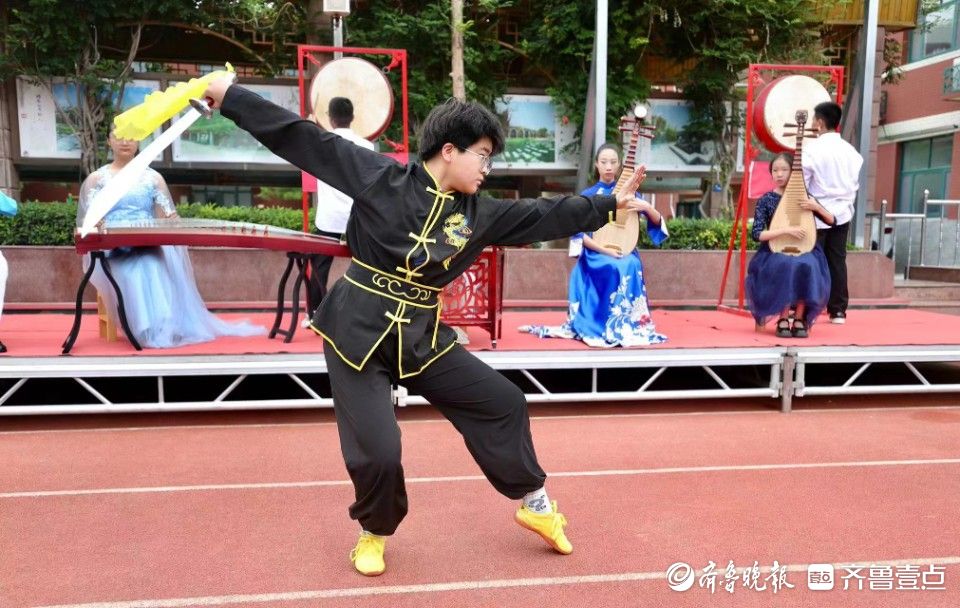 击鼓刀剑长拳，育英中学开学典礼上武术展演尽显朝气