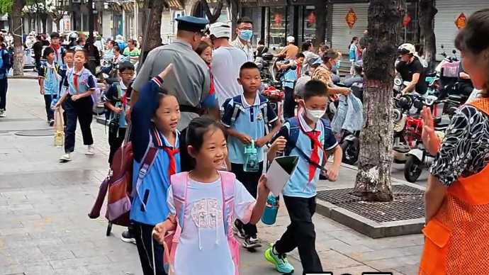 泰安市第一实验学校，新学期第一天，学生挨个向老师挥手问好