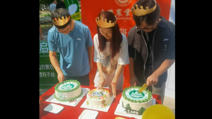 视频︱生日遇上报到日，山东农业大学为三位新生送蛋糕