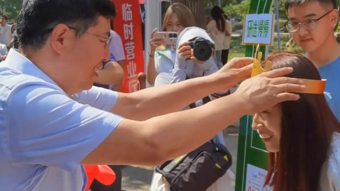 视频丨3名新生报到日恰逢生日，山农大校长帮戴生日派对帽