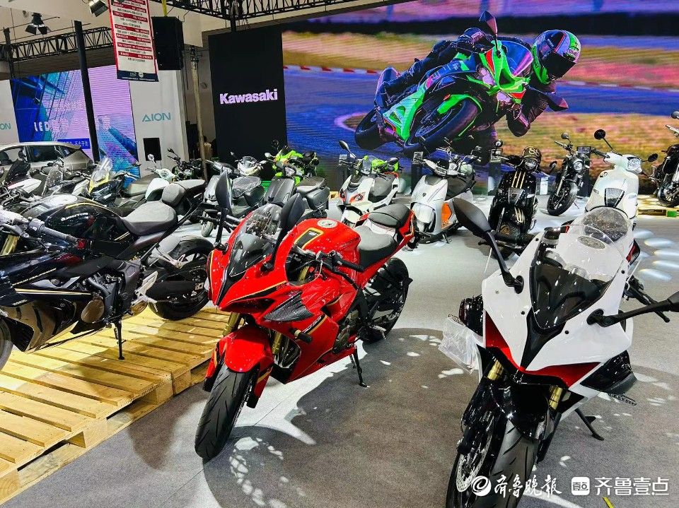 第50届齐鲁国际车展上，摩托车“大军”阵容强大