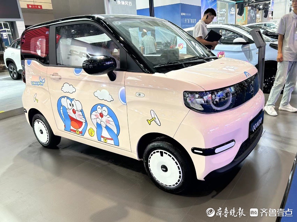 “迷你”电车闪亮齐鲁车展