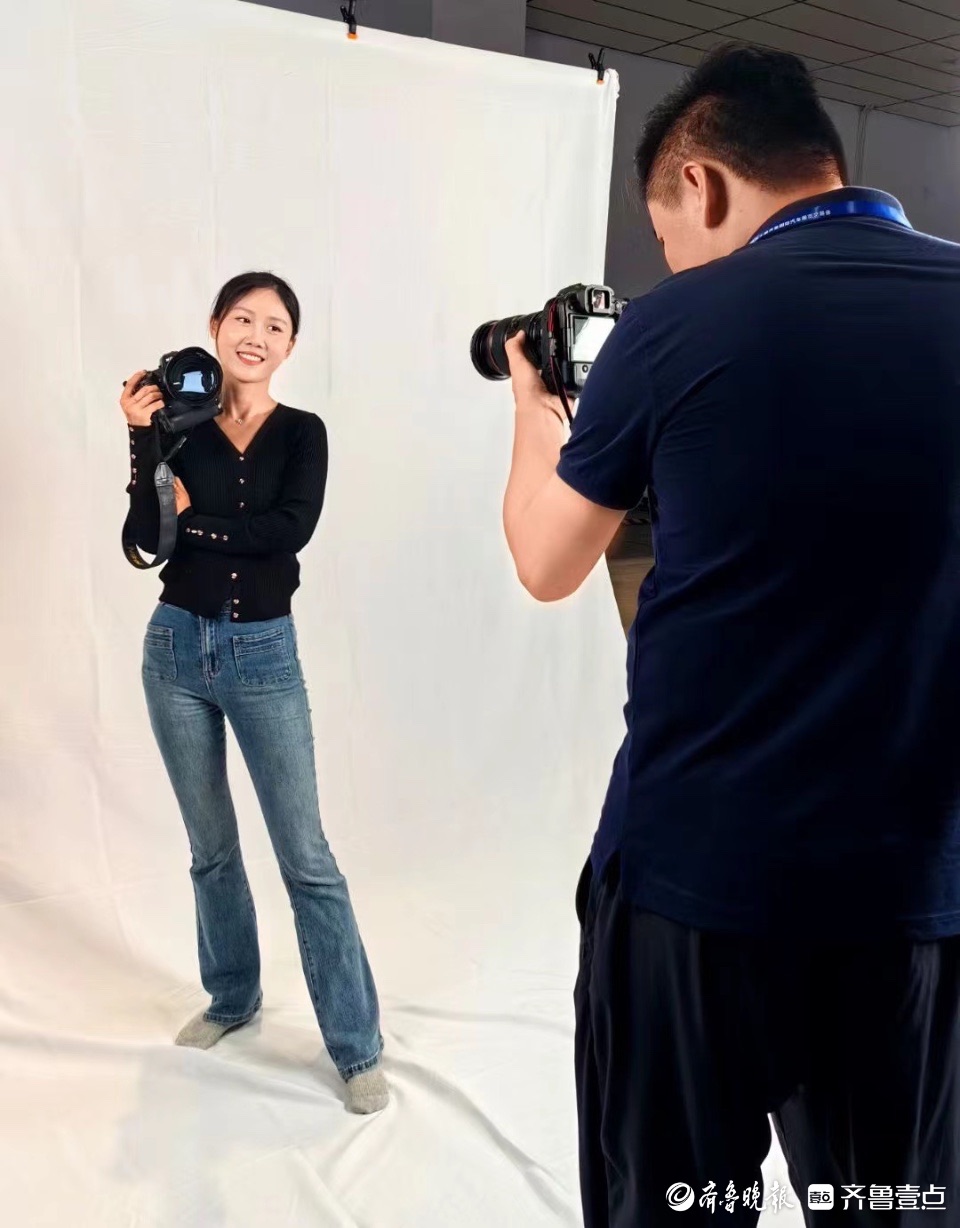 免费拍写真要不要？来齐鲁（秋季）影像器材嘉年华影棚里拍大片！