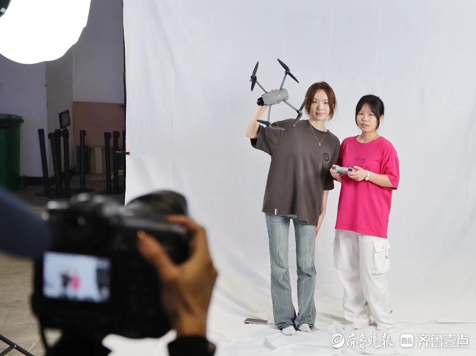 免费拍写真要不要？来齐鲁（秋季）影像器材嘉年华影棚里拍大片！