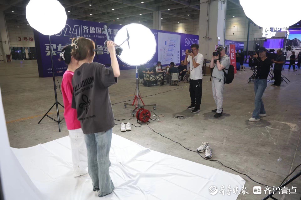 免费拍写真要不要？来齐鲁（秋季）影像器材嘉年华影棚里拍大片！