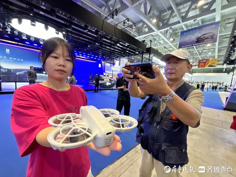 掌上起飞语音控制，大疆新品无人机亮相齐鲁影像器材嘉年华